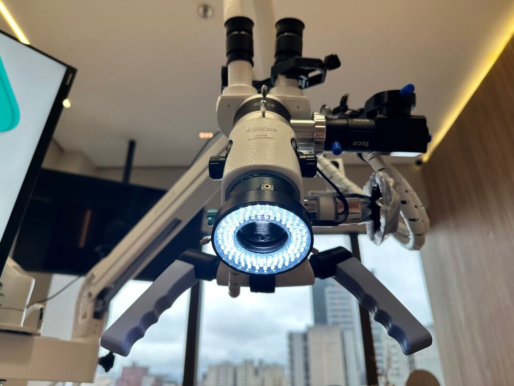 Microscópio odontológico com vista da cidade ao fundo