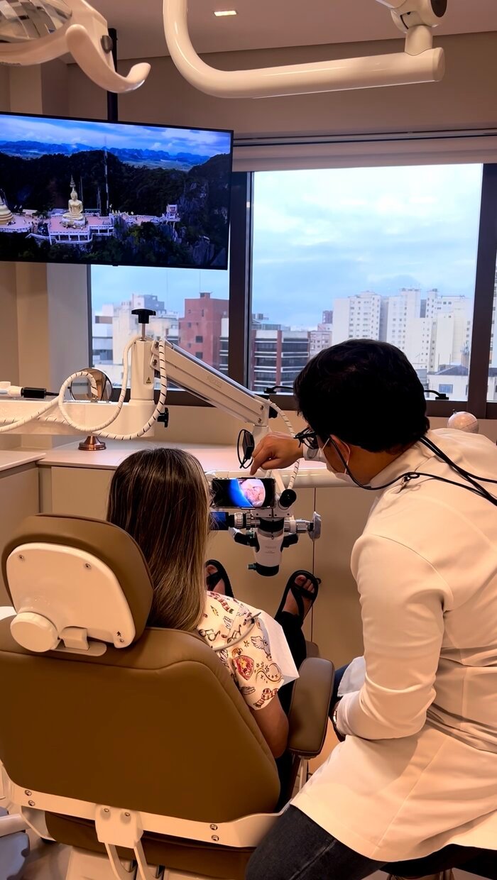 Dr. Guilherme atendendo com o microscópio
